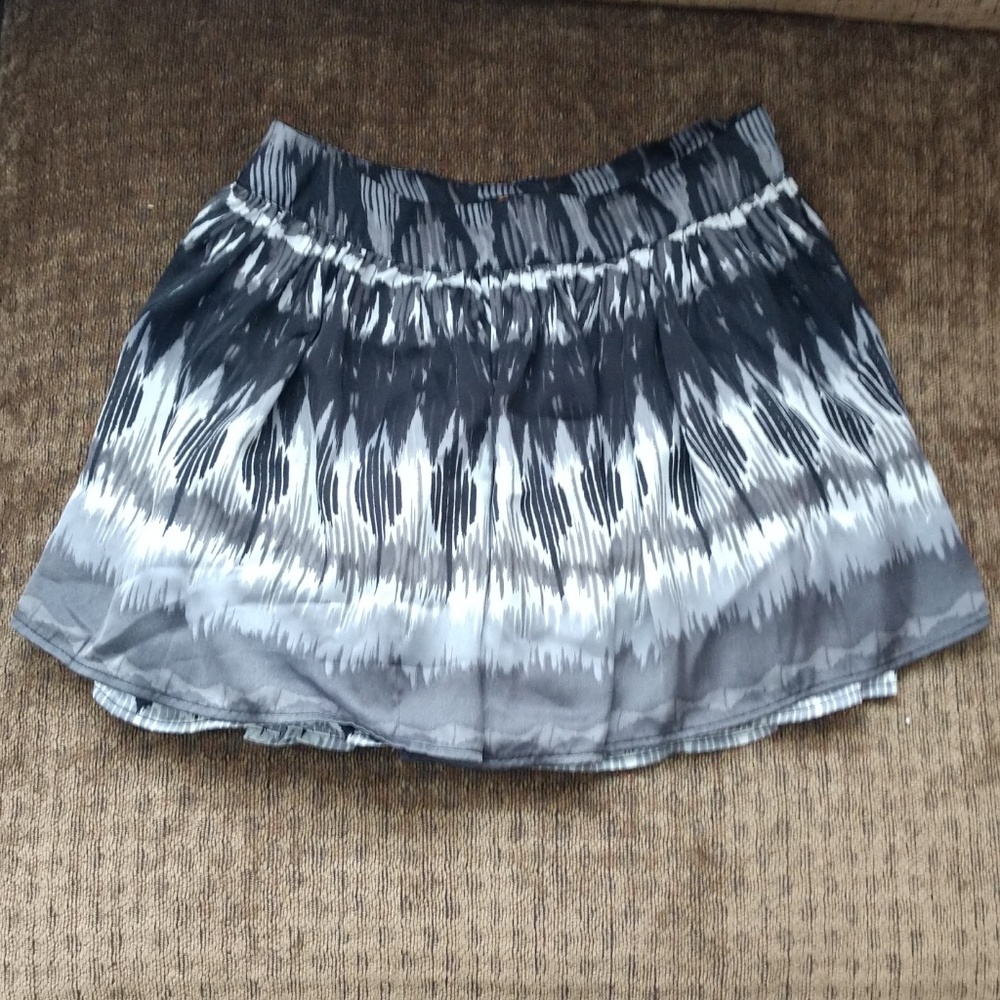 Feather patterened flowy skirt